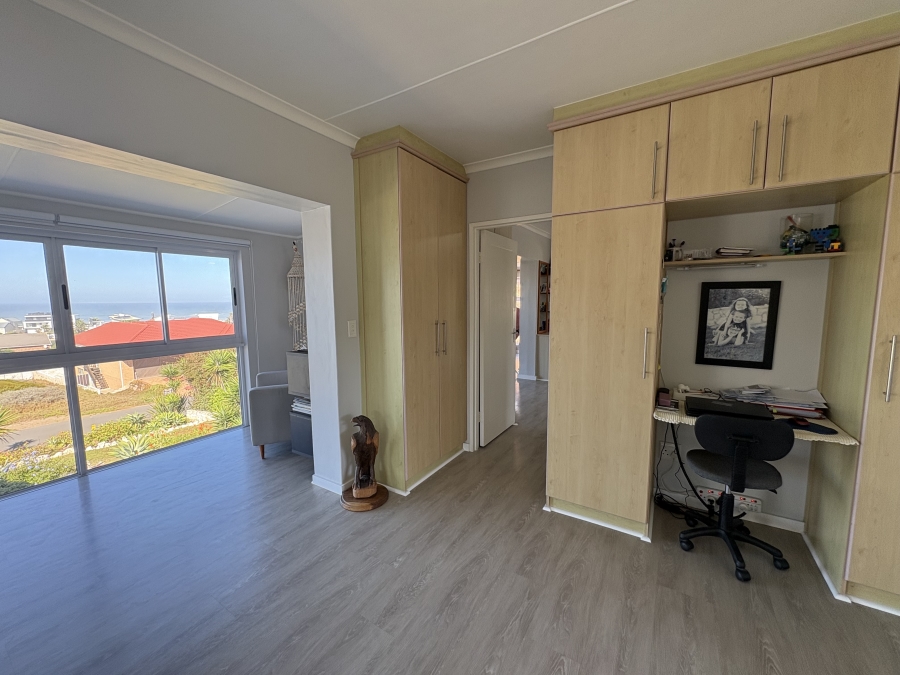 4 Bedroom Property for Sale in Pearl Bay Western Cape
